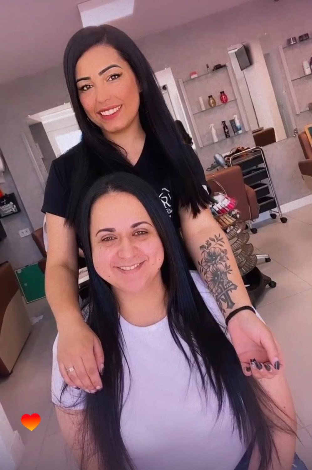 Cliente e Kharina Ribeiro no Salão Kharina Ribeiro